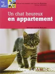 Un chat heureux en appartement