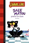 Sale matou prend un bain